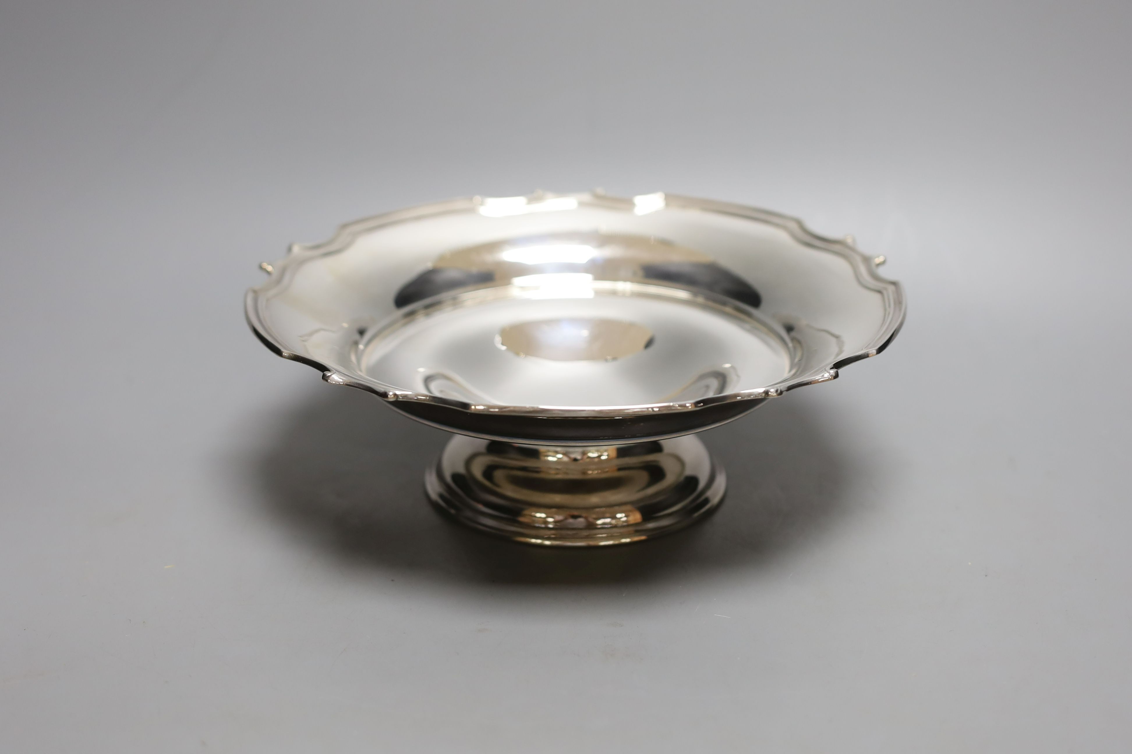 A modern silver pedestal dish, Frank Cobb & Co, Sheffield, 1982, diameter 24.3cm, 15oz.